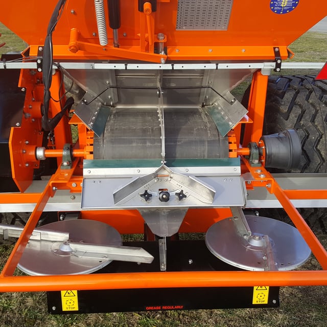 Maxi Fertiliser Spreader Maxi Fertiliser Spreader