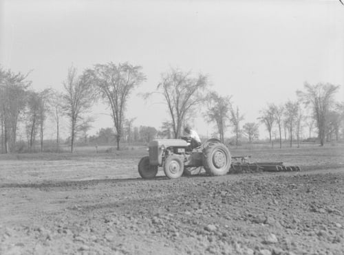 Farm._Tractor_-_Farm,_Ville_LaSalle_BAnQ_P48S1P08968 (1)