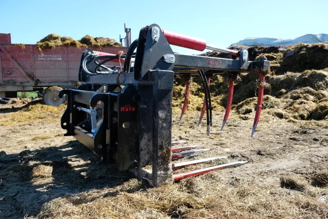 DSCF9513 Quick Hitch Side angle Silage Grab (1)