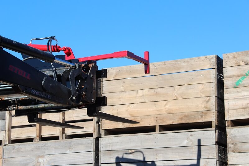 Box Tipper going into lift up a crate