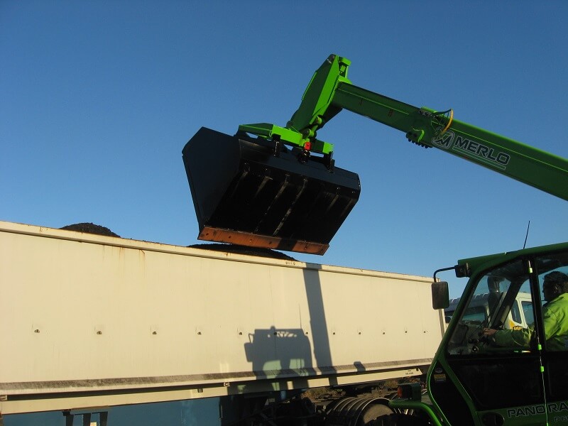 Rata Bulk Bucket emptying grain into a truck