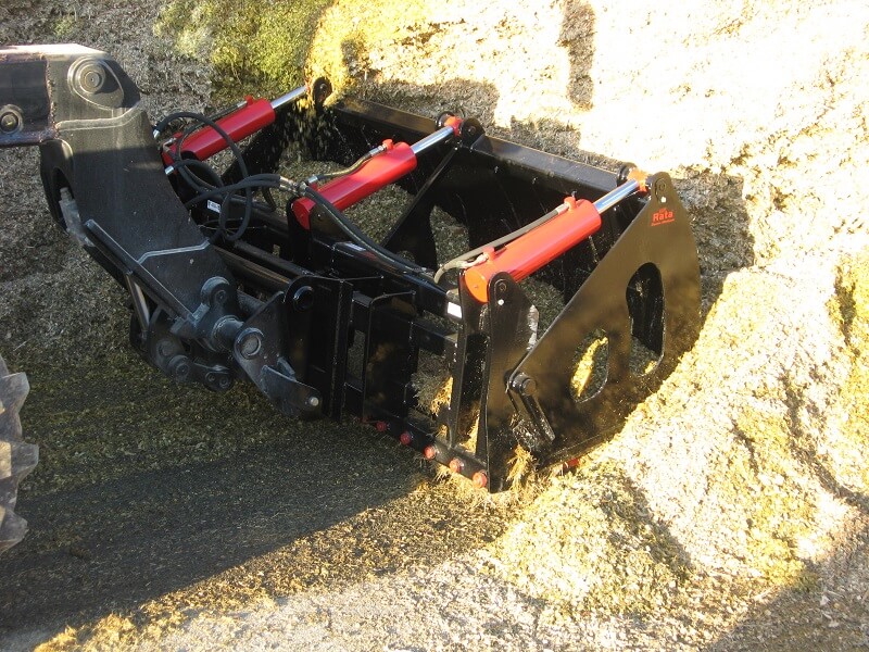 Rata Shear Grab grabbing silage in a silage pit