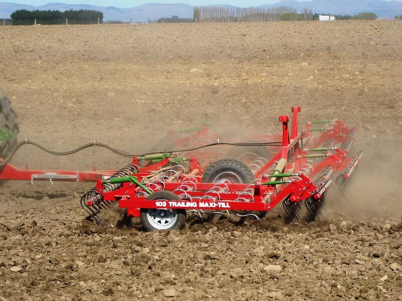 103 Trailing Maxitill with front levelling boards and rear finger tines