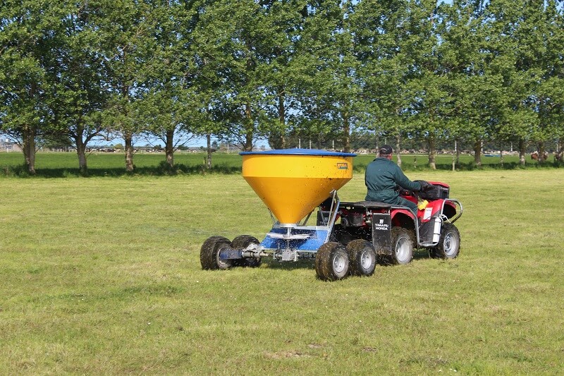 Vogal TT750 tandem axle fertiliser spreader in action on a paddock