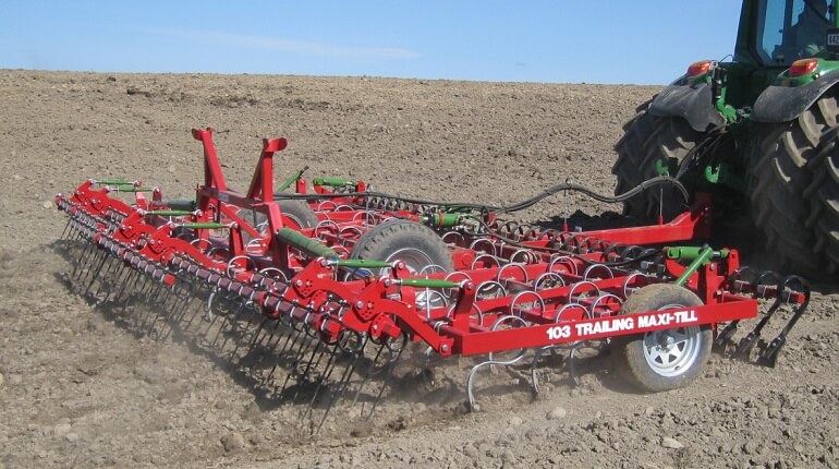 Rata 103 trailing maxitill with levelling boards and finger tines