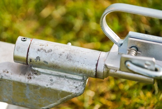 Swivel tow coupling on Vogal fertiliser spreader